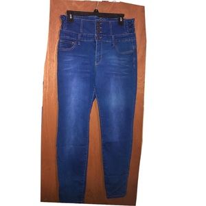 In amazing condition, the blue is very vibrant 😍